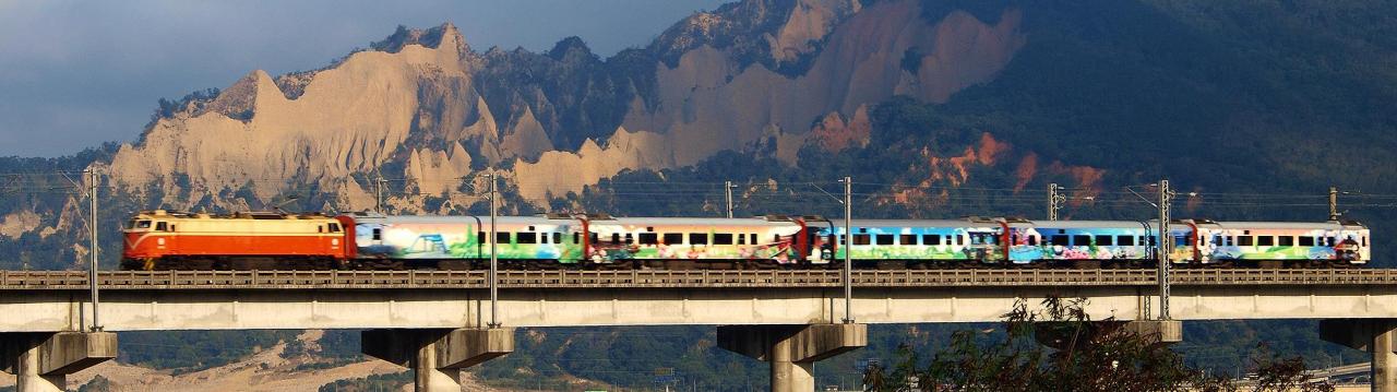 在苗栗县火炎山自然保留区行驶的台湾铁路台中线